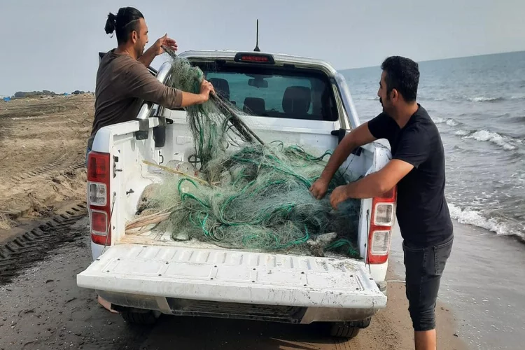 Deniz kaplumbağası kaçak ağa takıldı
