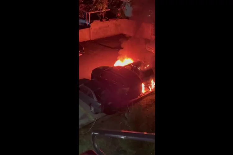 Kadıköy’de bir otoparkta bulunan 3 araç yandı