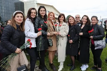 Kadın çalışanlar çiçeklerle karşılandı