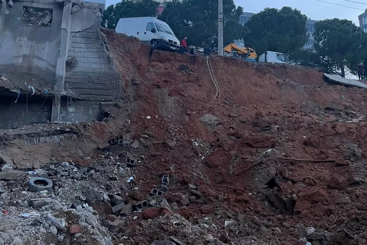Kahramanmaraş'ta toprak kaydı: Birçok araç zarar gördü