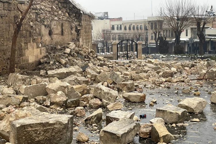 Gaziantep'te, tarihi kale de hasar gördü