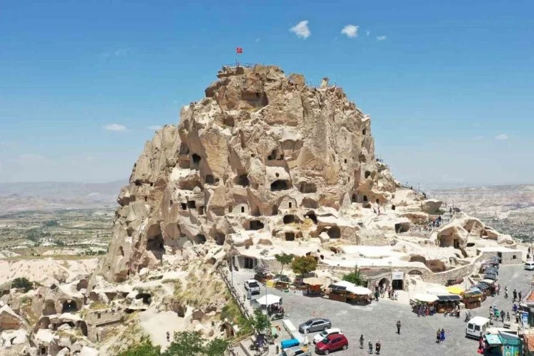 Kapadokya'daki doğal gökdeleni binlerce ziyaretçi ağırladı