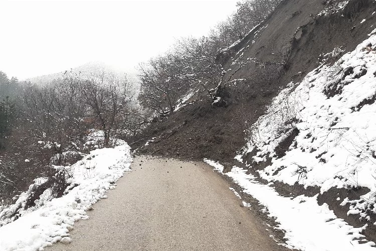 Karabük'te heyelan köy yolunu kapattı