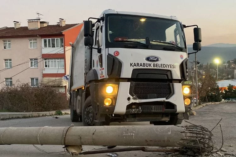 Karabük’te kaza: Çöp kamyonu elektrik direğine çarptı
