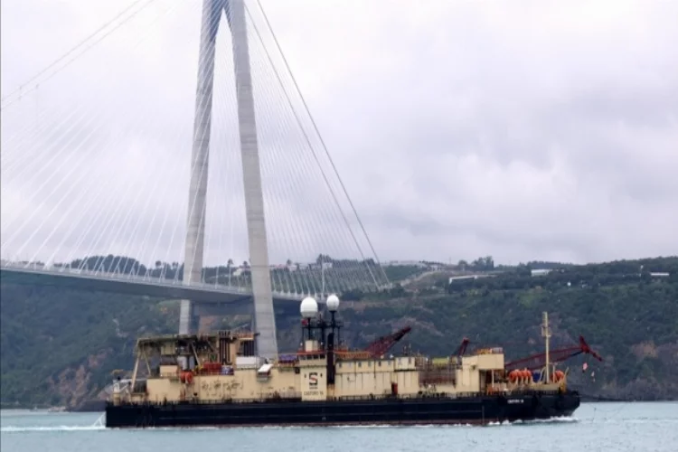 Karadeniz'e doğal gaz borularını yerleştirecek gemi İstanbul Boğazı'ndan geçti