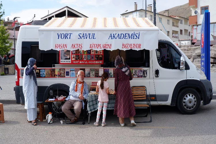Karavan kitap ile Anadolu'yu karış karış geziyorlar