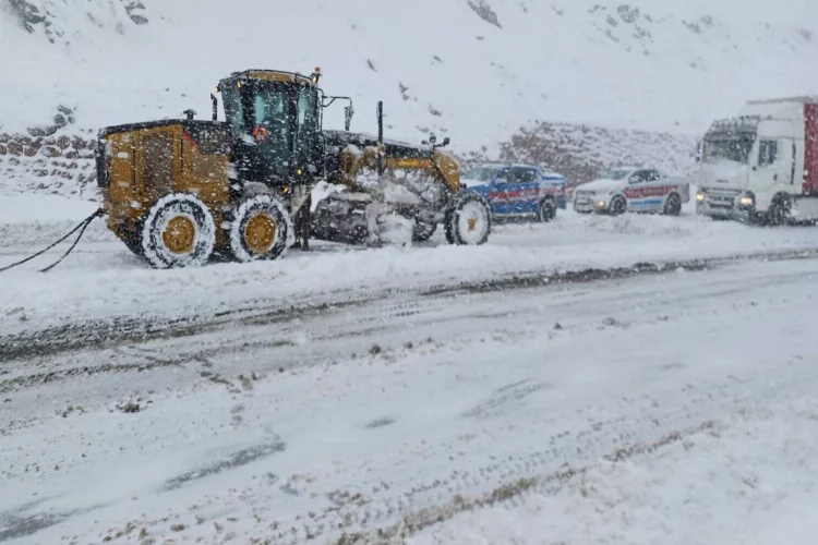 Erzurum'da vatandaşlar karda mahsur kaldı