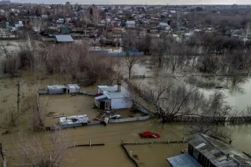Karlar eridi, ülke sular altında kaldı: 100 bin kişi tahliye edildi