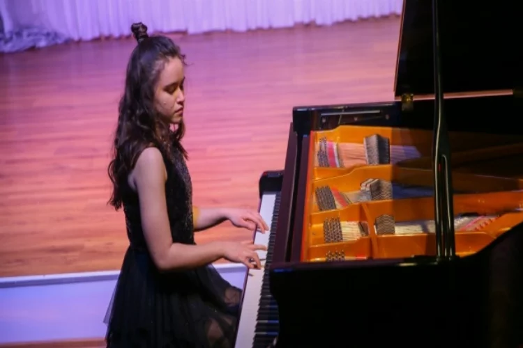 Karlsruhe Müzik Üniversitesini tam puanla kazanan 15 yaşındaki İzmirli piyanist Nehir başarısının sırrını anlattı: