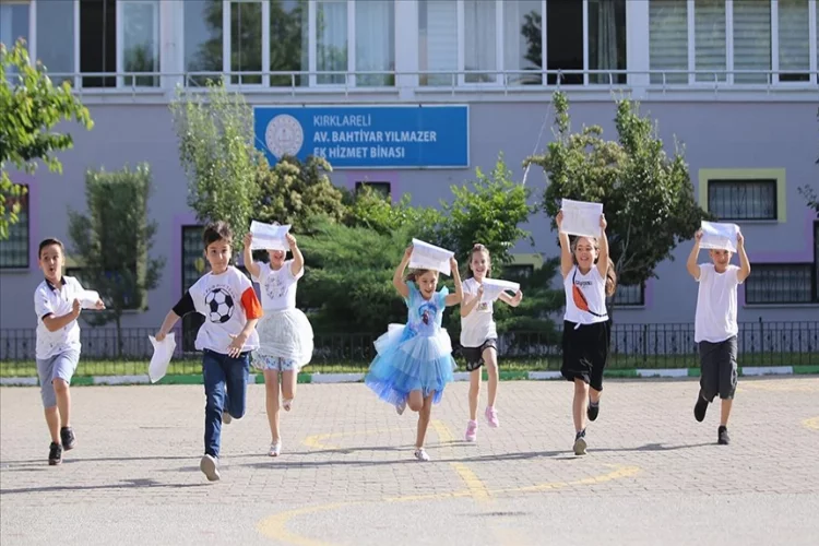 Türkiye’de öğrencilerin karne heyecanı
