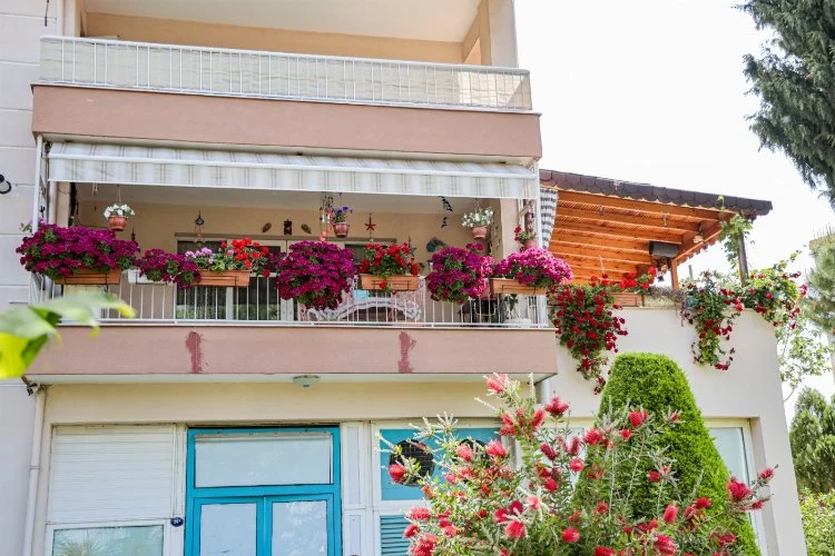 Karşıyaka’da en güzel balkon ve bahçeler görücüye çıkıyor