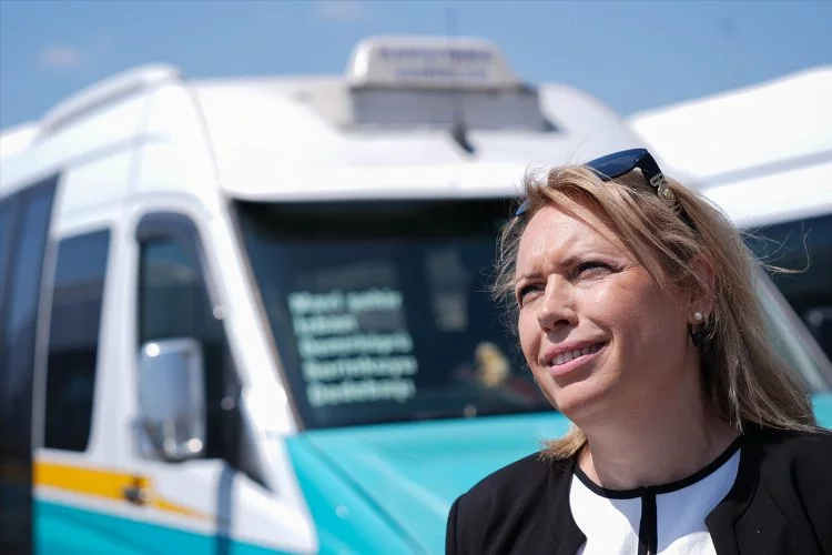 Karşıyaka'nın kadın kahramanı: Şoför Nebahat, minibüs durağının başkanlığını da yapıyor
