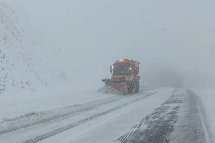 Karabet Geçidi'nde kar yağışı başladı