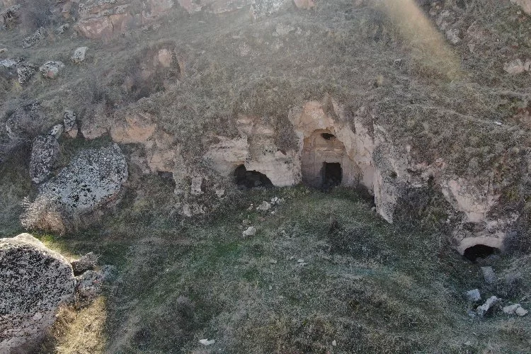 Kayseri'de 10 asırlık bölgenin en eski kilisesi definecilerin talanına uğruyor