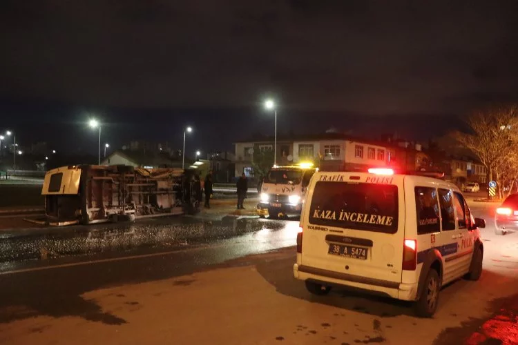 Kayseri'de kaza: Otomobille çarpışan işçi servisi devrildi