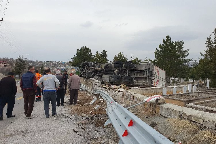 Kayseri'de tır mezarlığa devrildi: Sürücü yaralı