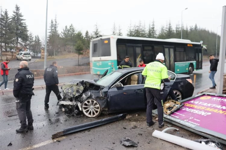 Kayseri'de yürekleri ağza getiren kaza... Otomobil istinat duvarına çarptı