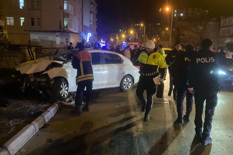 Kayseri’deki kaza: Otomobil direğe çarptı