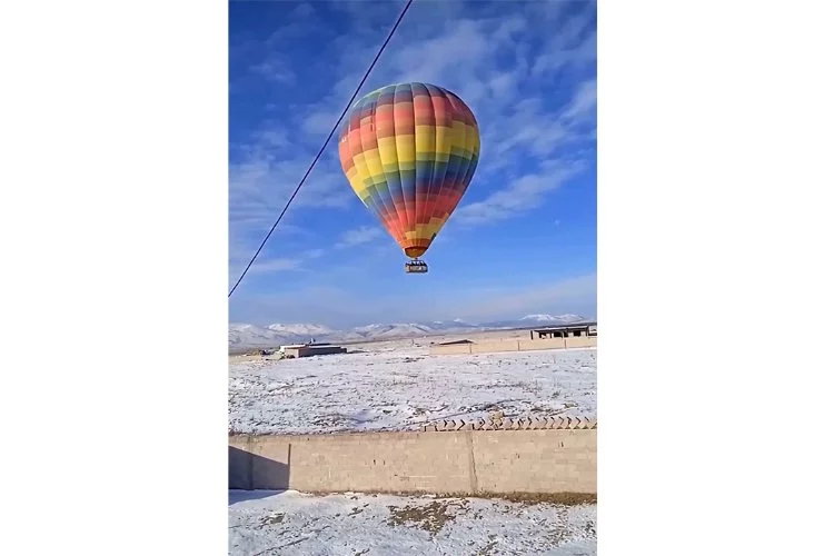 Kayseri'den havalanan sıcak hava balonları olumsuz hava şartları nedeniyle Niğde'ye indi