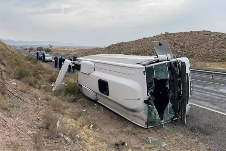 Kayseri'de trafik kazası: Midibüs devrildi