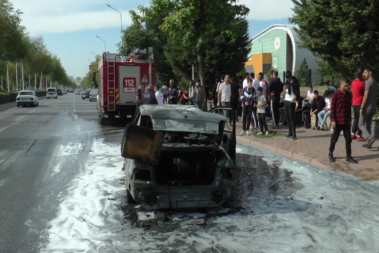 Seyir halindeki otomobil cayır cayır yandı vatandaş video derdine düştü