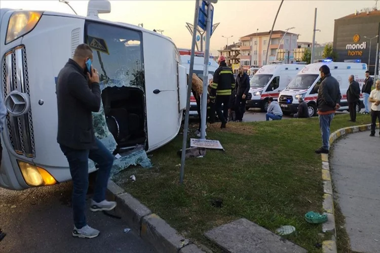 Kocaeli'de işçi servisi ile halk otobüsü çarpıştı - Çok sayıda yaralı var