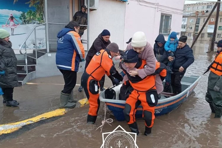 Kazakistan'a sel şoku: Binlerce kişi helikopter ve botlarla tahliye edildi