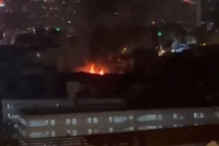 Kemeraltı’nda yangın paniği: Tekstil binası alevlere teslim oldu