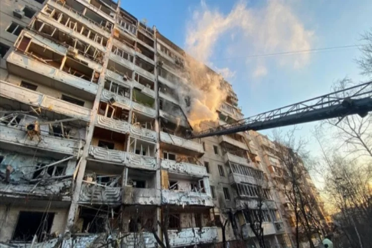 Kiev’deki saldırılarda 2 apartman top mermileriyle vuruldu