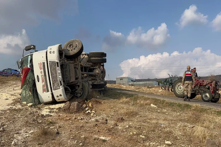 Kilis kaza! Kum yüklü kamyon devrildi: 1 yaralı