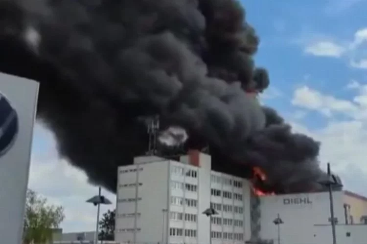 Kimya fabrikasında büyük yangın: Zehirli gaz uyarısı yapıldı