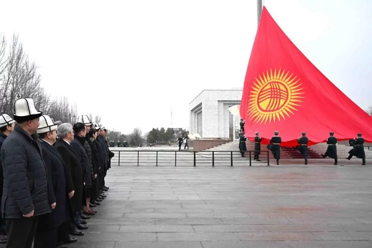 Kırgızistan’ın bayrağı değişti