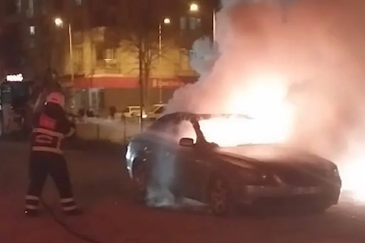 Kırıkkale'de park halindeki otomobil alev aldı