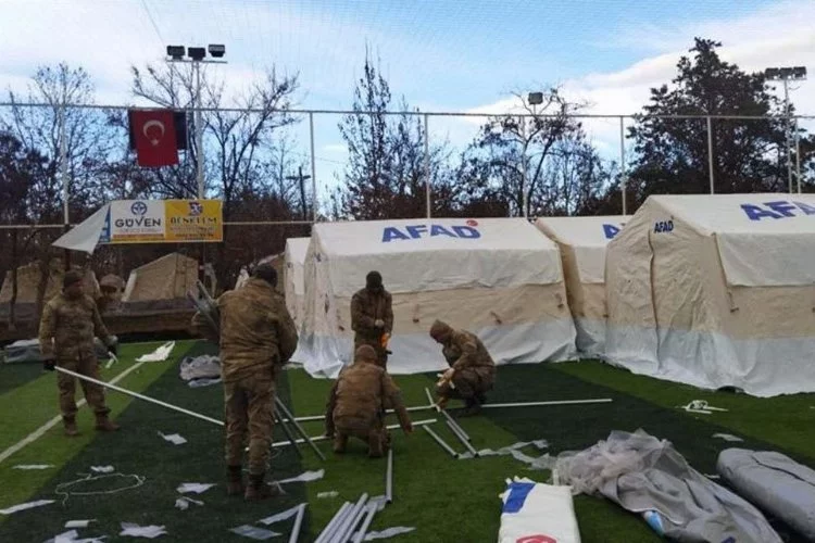 Kızılay’dan bir skandal daha: Çadırları askerler dikmiş!