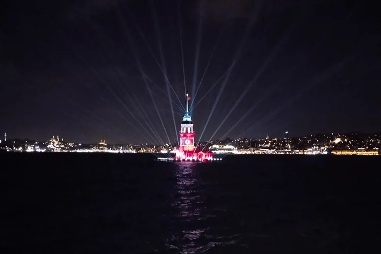 Kız Kulesi'ne Türk Bayrağı yansıtıldı