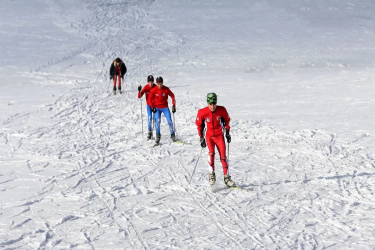 Kayak merkezine kar yağmayınca Kurtik Dağı'nda antrenman yaptılar