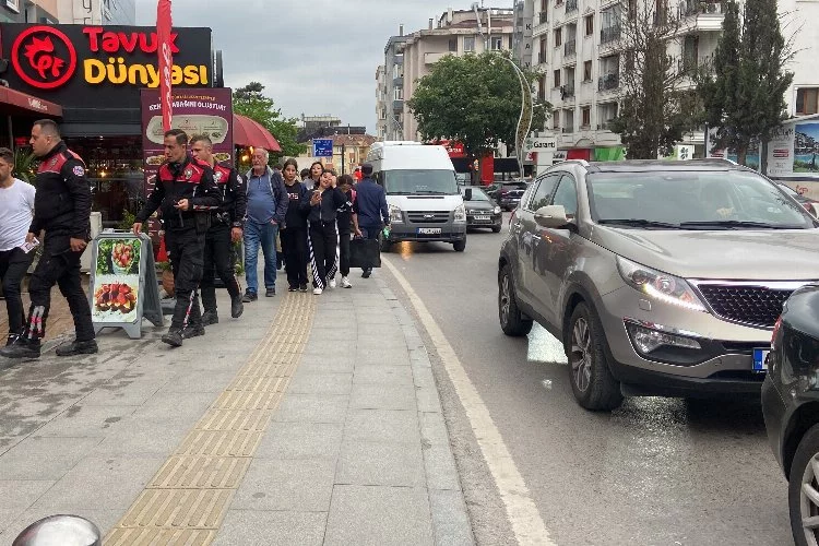 Kocaeli'de cadde ortasında bıçaklı kavga: Yaralılar var