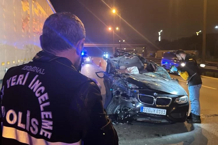 Kocaeli'de feci kaza: Tıra çarpan otomobilin tavanı koptu