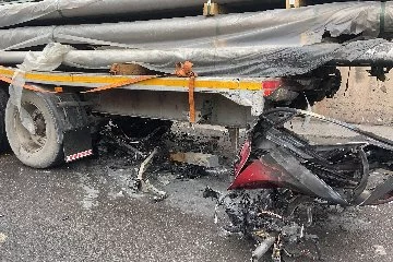 Kocaeli'de feci kaza: Tırın altına giren otomobil yandı