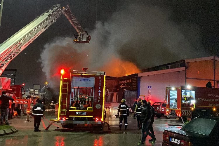 Kocaeli'de geri dönüşüm dükkanında yangın: Vatandaş sokağa döküldü