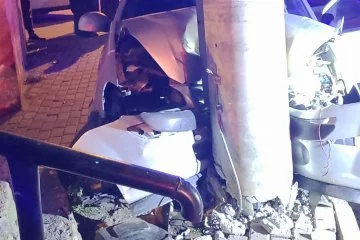 Kocaeli'de kaza: Otomobil beton elektrik direğine çaptı