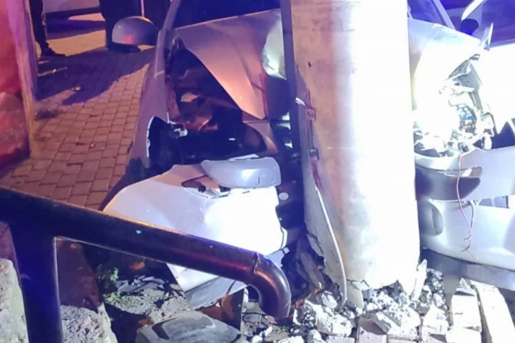 Kocaeli'de kaza: Otomobil beton elektrik direğine çaptı