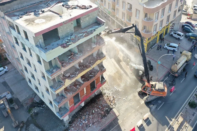 Kocaeli'de 5 katlı riskli bina yıkıldı
