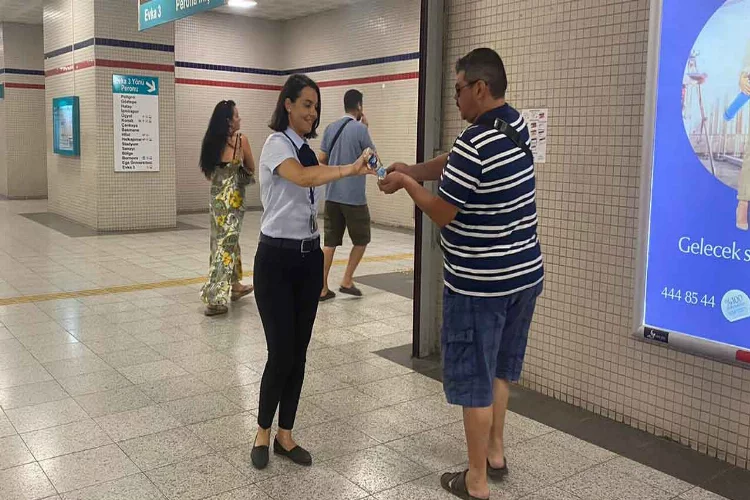Metro çalışanlarından yolculara kolonyalı karşılama