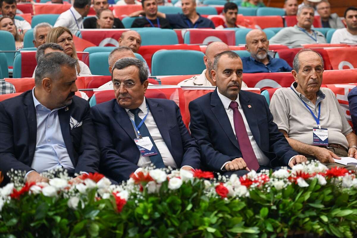 Konak Belediye Başkanı Abdül Batur, CHP İzmir İl Başkanı Şenol Aslanoğlu ve kongrede tek aday olan Ozan Ali İlgazi-ilkses