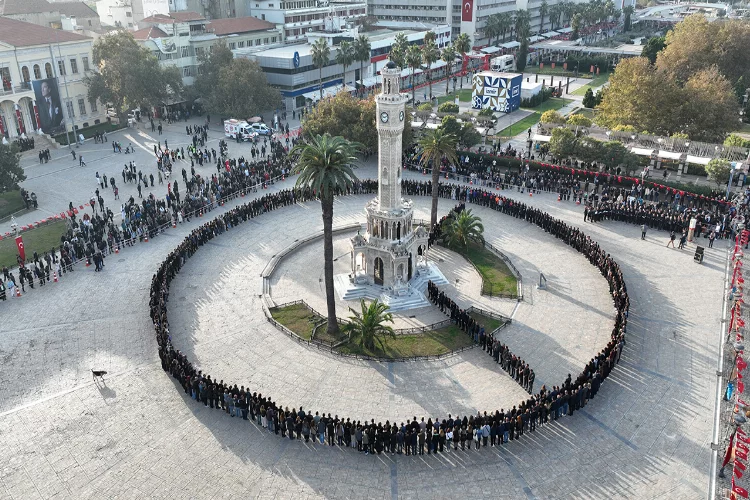 Konak Atatürk Meydanı’nda unutulmaz koreografi