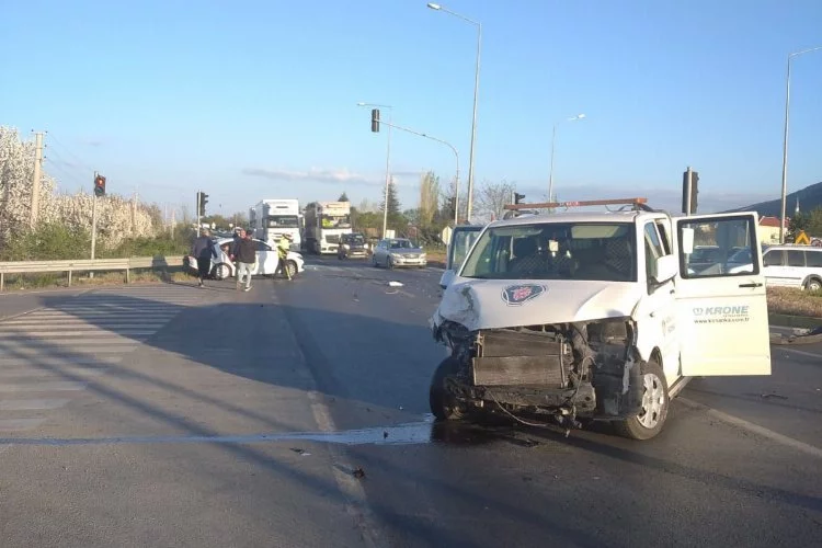Konya'da kamyonet otomobille çarpıştı: Çok sayıda yaralı var!