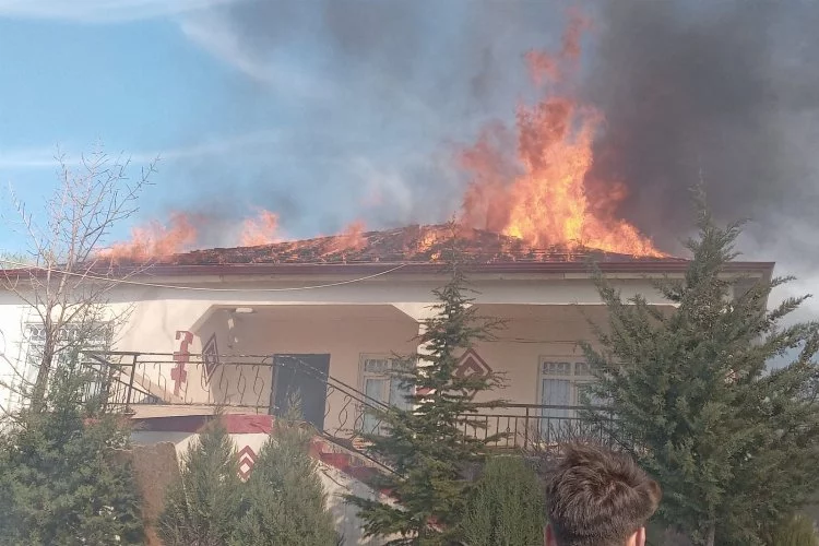 Konya'da yangın: Müstakil evin çatısı küle döndü