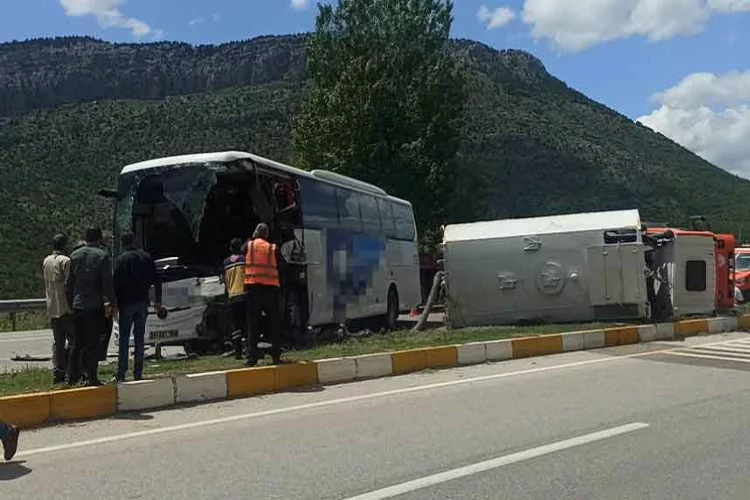 Konya'da kaza! Yolcu otobüsü ile temizlik aracı çarpıştı