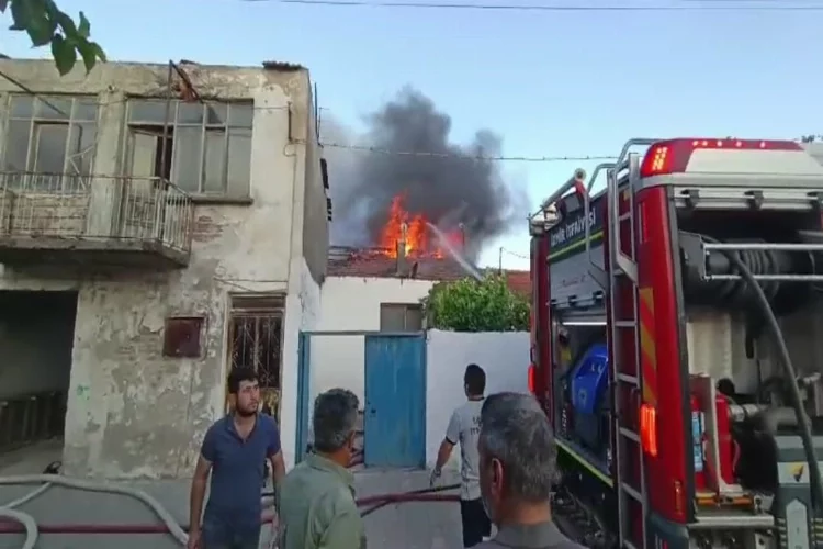 İzmir’de korkutan yangın: 5 ev zarar gördü
